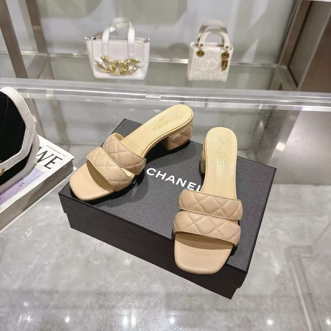 👟👟Ex-factory price 520👟👟 𝐂𝐇𝐀𝐍𝐄𝐋★Xiaoxiang New Spring and Summer Products Counter new sandals, electric embroidered Lingge’s classic elements that will never fade away 💋Showing a unique style, too beautiful to say, a must-have in summer... Upper: imported sheepskin/knitted fabric Lining: mixed sheepskin Heel height: 5cm Outsole: Italian leather outsole Shoe size: 35-39 (customized items of 40, 41 and 42 are not returnable or exchangeable)